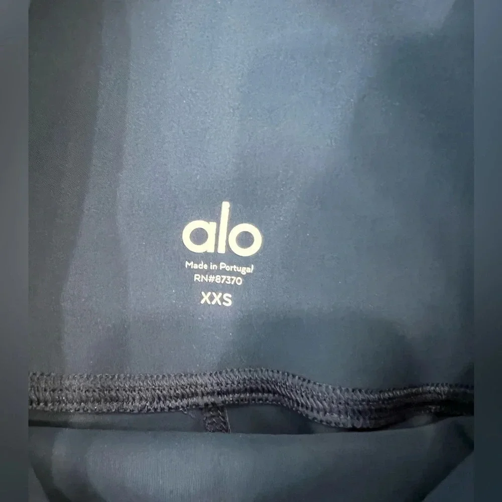 Alo yoga  Navy leggings with slits  Size xxs Waist 11” Inseam 29”